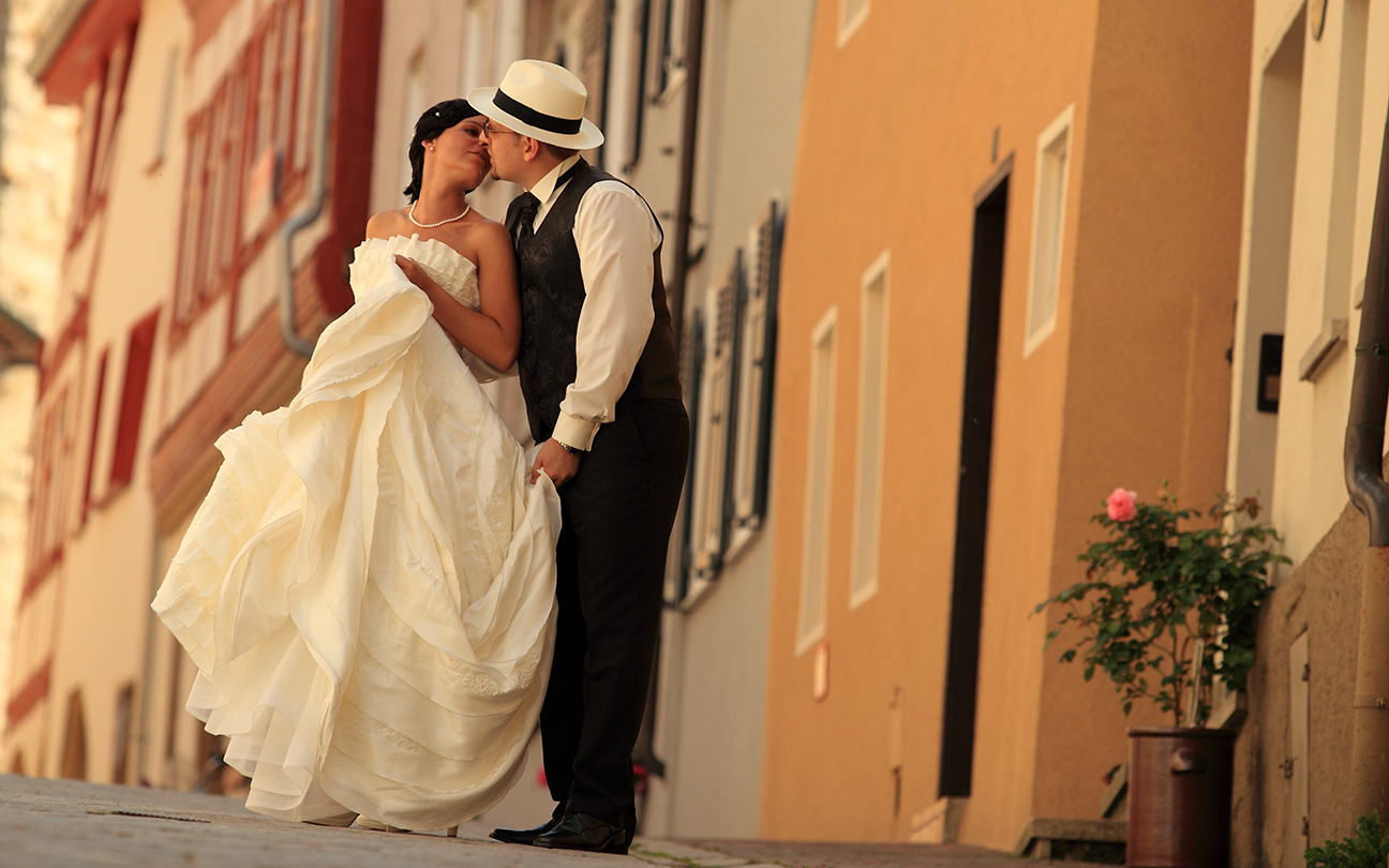 Hochzeitspaar auf der Strasse. Hochzeit in Bad-Wimpfen.