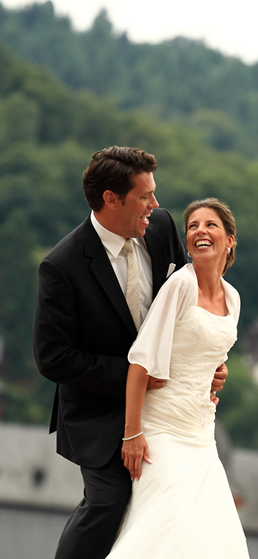 Hochzeitspaar Portrait in Heidelberg auf Alte Brücke.