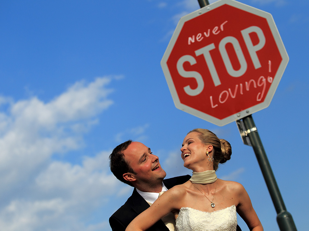 Hochzeitspaar in der Pfalz mit dem Schild Never stop loving!