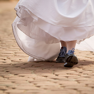 Braut läuft mit Turnschuhen. Hochzeit in Heidelberg.