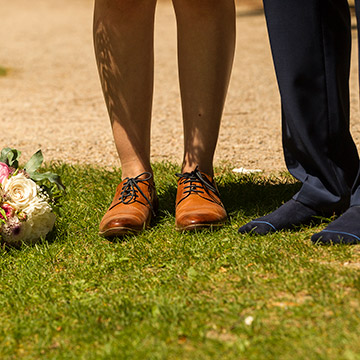 Schuhe umgekehrt. Hochzeitsportrait in Schwetzingen.