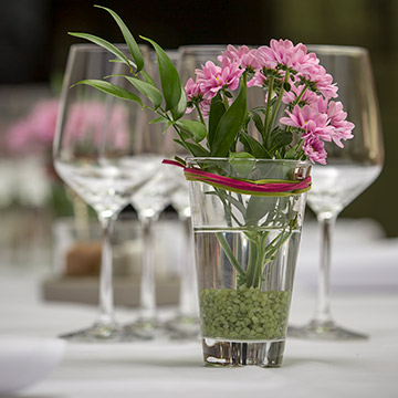 Hochzeitstisch eingedeckt und mit Blümen dekoriert. Hochzeit in Schriesheim.