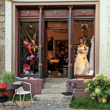 Das Brautpaar steht im Schaufenster. Hochzeitsfotograf in Stuttgart.