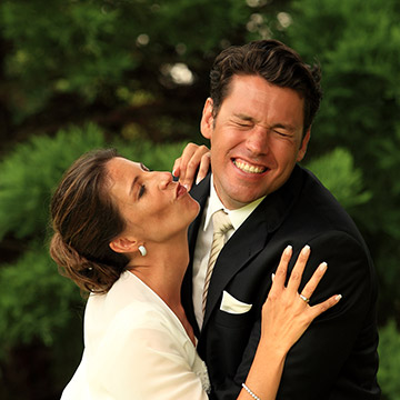 Ein lustiges Hochzeitsportrait. Braut versucht den Bräutigam zu küssen. Hochzeitsfotograf in Bad-Wimpfen. 