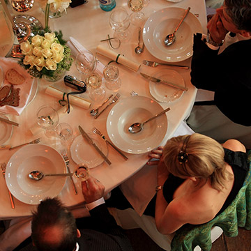 Gäste sitzen am Tisch. Hochzeit in Amorbach.