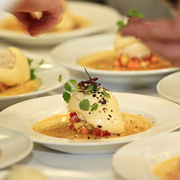 Eine Teller mit dem Dessert auf der Hochzeit in Heidelberg.