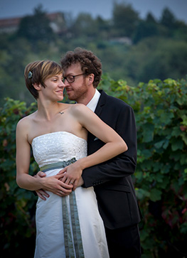 Das Brautpaar steht in Weinbergen. Ein Hochzeitsportrait