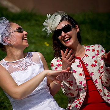 Die Braut zeigt Hochzeitsring ihre Trauzeugin. Hochzeit in Heidelberg.