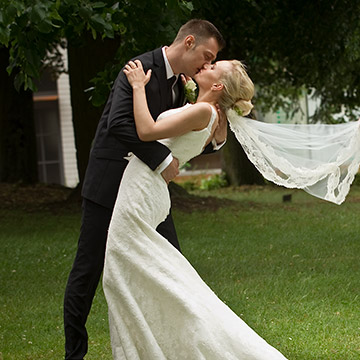 Der Bräutigam küsst die Braut. Hochzeit in Mannheim.