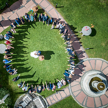 Hochzeitsfoto mit der Drohne von oben. Hochzeitsportrait. Hochzeit in Heidelberg.