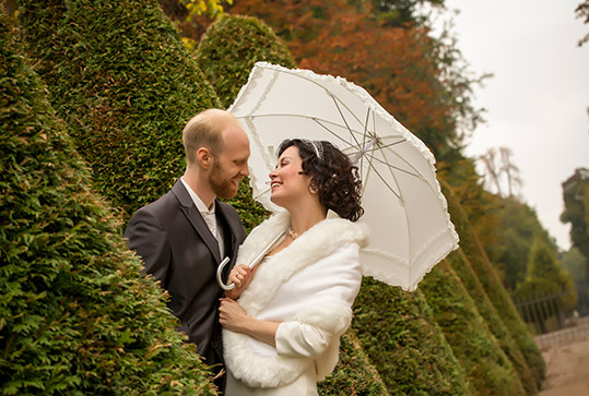 Der Bräutigam spricht die Braut. Hochzeitsfotograf in Schwetzingen