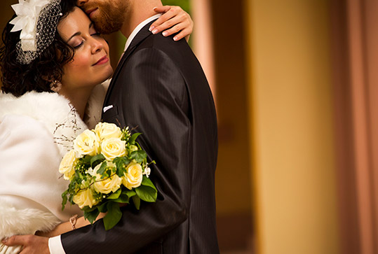 Der Bräutigam umarmt die Braut. Hochzeitsfotograf in Schwetzingen