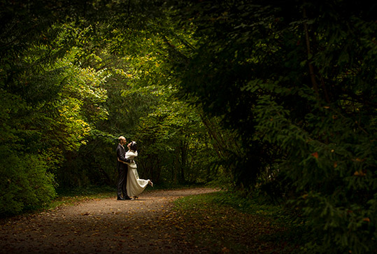 Der Bräutigam küsst die Braut. Hochzeitsfotograf in Schwetzingen