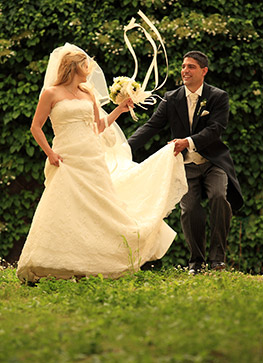 Der Bräutigam küsst die Braut. Hochzeitsfotograf in Heidelberg