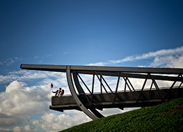 Das Hochzeitsfoto mit dem Brautpaar auf eine Brücke. Hochzeitsfotograf in Ladenburg