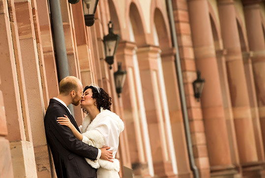 Der Bräutigam küsst die Braut. Hochzeitsfotograf in Schwetzingen