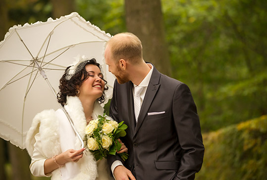 Der Bräutigam läuft mit der Braut. Hochzeitsfotograf in Schwetzingen