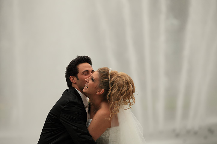 Bräutigam küsst die Braut in Luisenpark in Mannheim. Hochzeitsfotograf in Ludwigshafen.