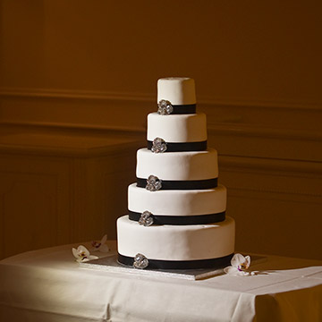 Elegante Hochzeitstorte steht auf dem Podest. Hochzeitsfotograf in Karlsruhe