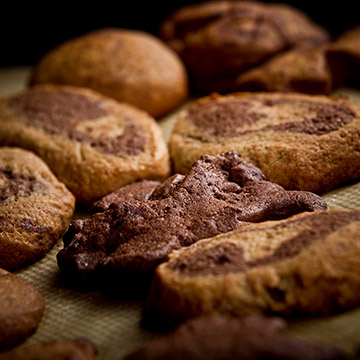 Das Kuchenbacken. Die Plätzchen mit dem Kind backen.