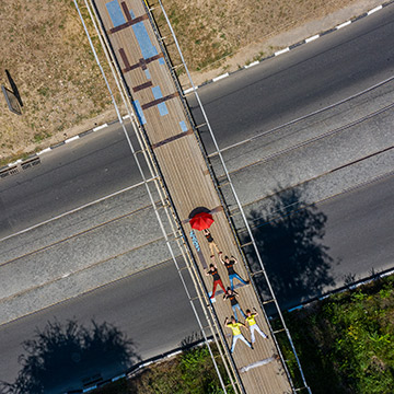 Drohnenfoto von ganze Familie auf dem Brücke