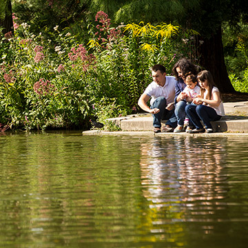 Familienportrait mit den Kindern im Park