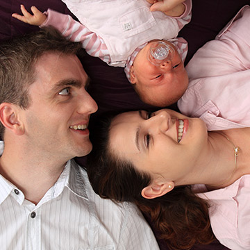 Im Glück zu dritt. Familienfoto mit dem Baby.