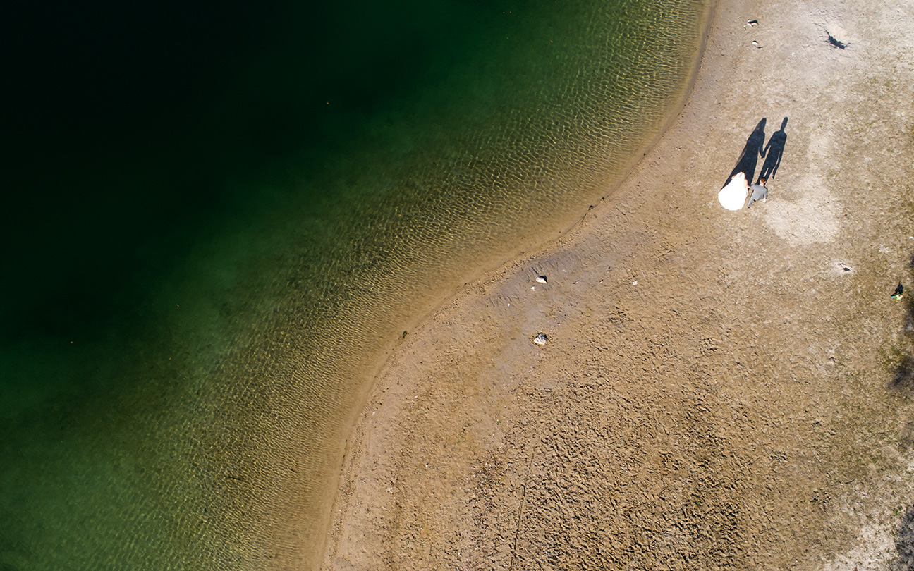 Luftaufname am See. Drohnenhochzeitsfoto