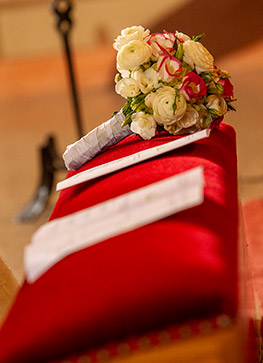 Hochzeitsstraus liegt auf dem Altar. Hochzeit in Heidelberg