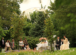 Freie Trauung in Mannheim. Hochzeitspaar wird getraut.