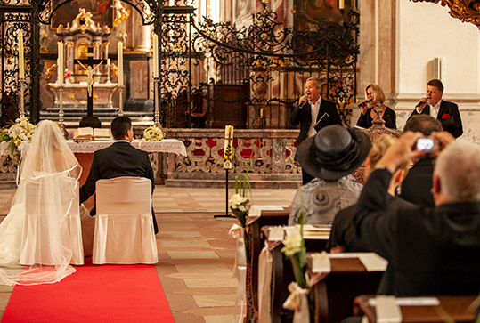 Hochzeit in Amorbach. Trauung in der Barokkirche. Hochzeitsfoto.