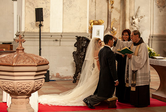 Hochzeit in Amorbach. Trauung in der Barokkirche. Hochzeitsfoto.